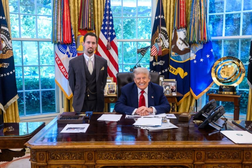 Donald Trump y E.J. Antoni en la Oficina Oval, reunión sobre cambios en los informes de empleo de la BLS
