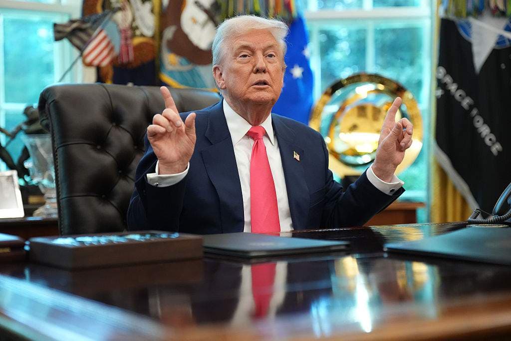 Donald Trump en la Oficina Oval hablando sobre economía