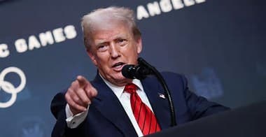 Donald Trump señalando mientras habla en una conferencia de prensa.
