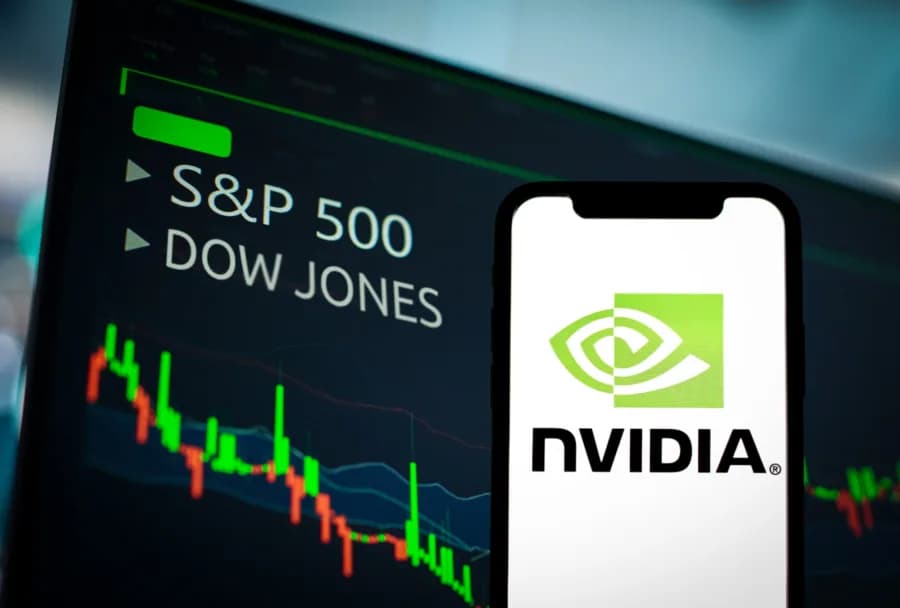 Logo de Nvidia frente a gráficas del S&P 500 y Dow Jones